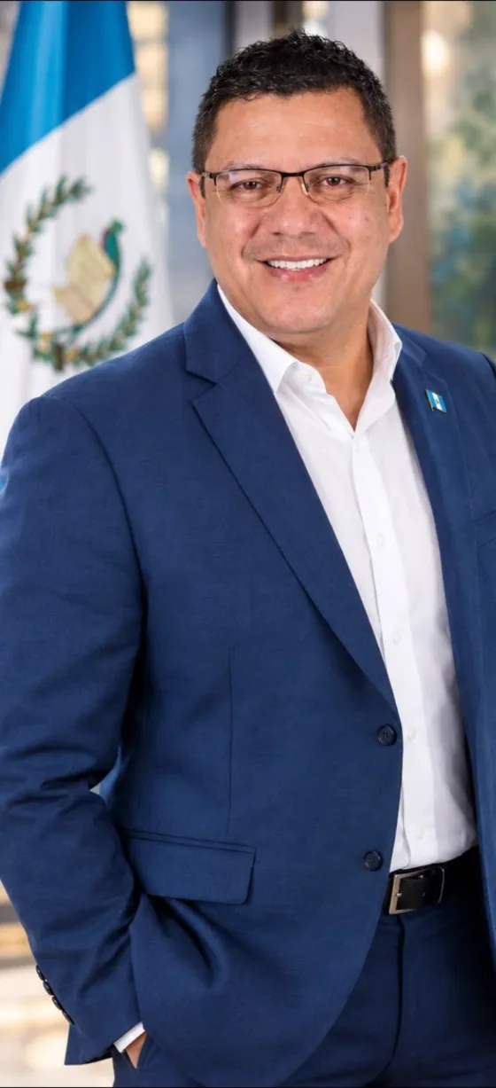 Erick Bosbelli Martínez junto a la bandera de Guatemala