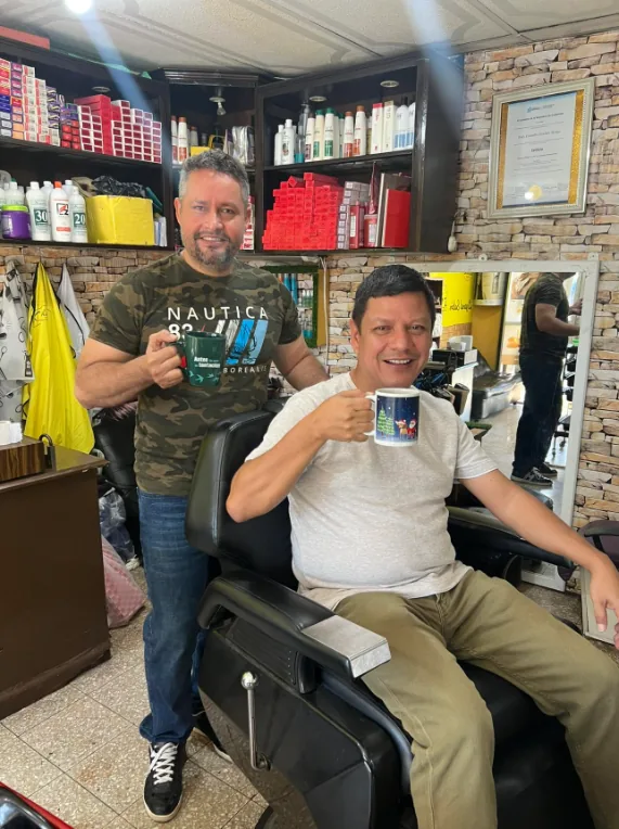 Erick compartiendo un café en una barbería del barrio