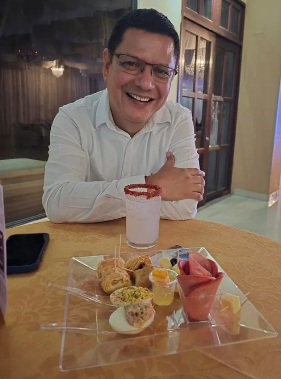 Erick sonriendo durante una reunión con vecinos