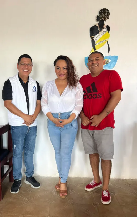 Erick con vecinos durante una visita a la comunidad