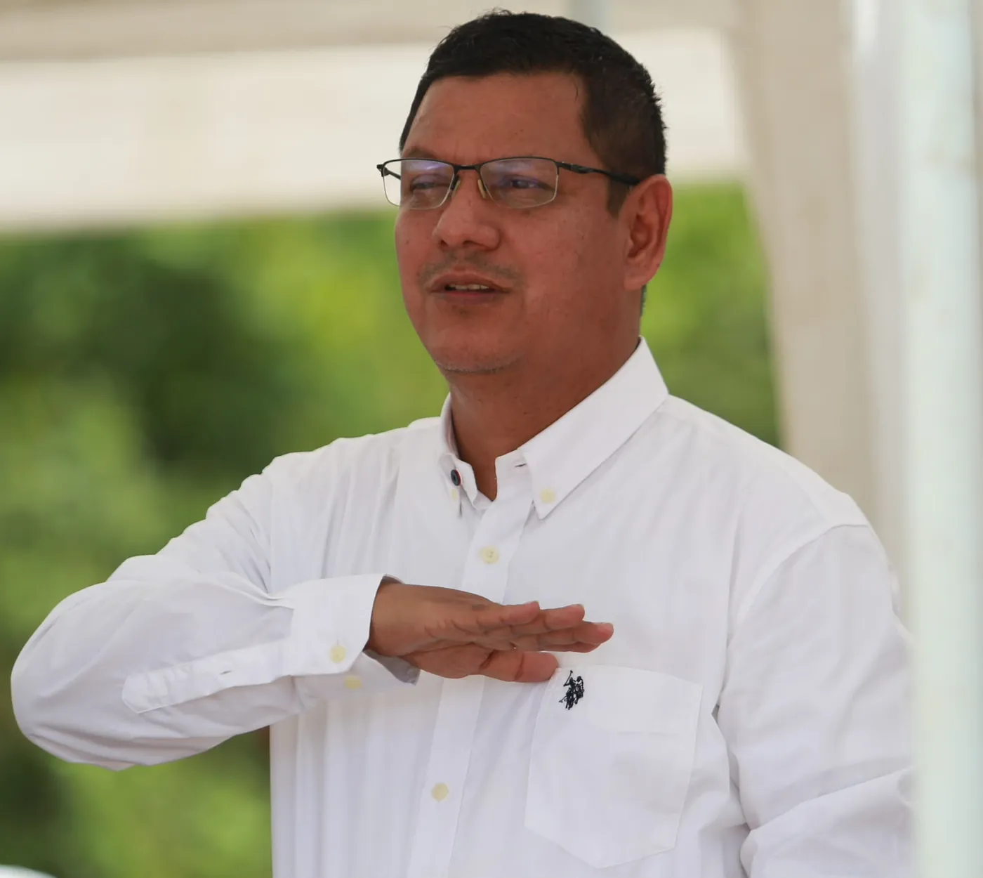 Erick hablando durante una actividad al aire libre