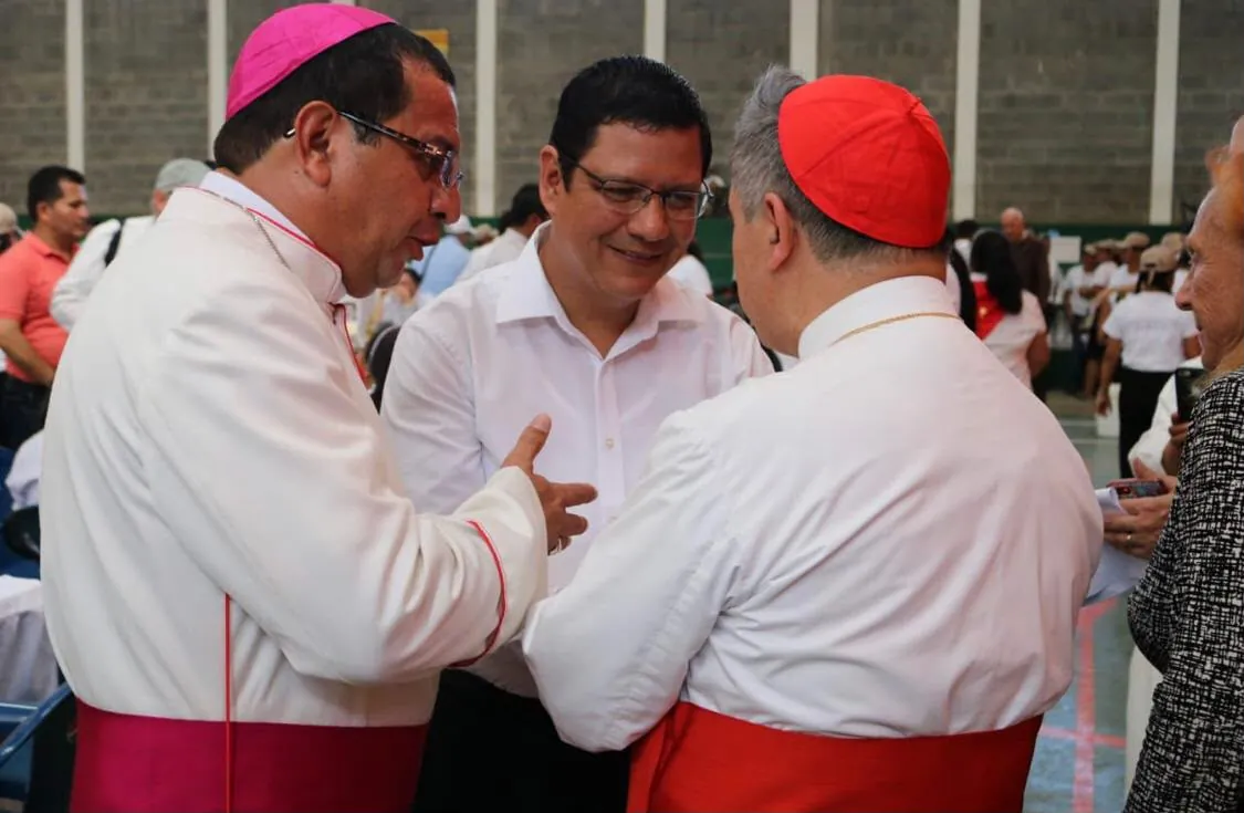 Erick conversando con líderes religiosos durante un encuentro comunitario