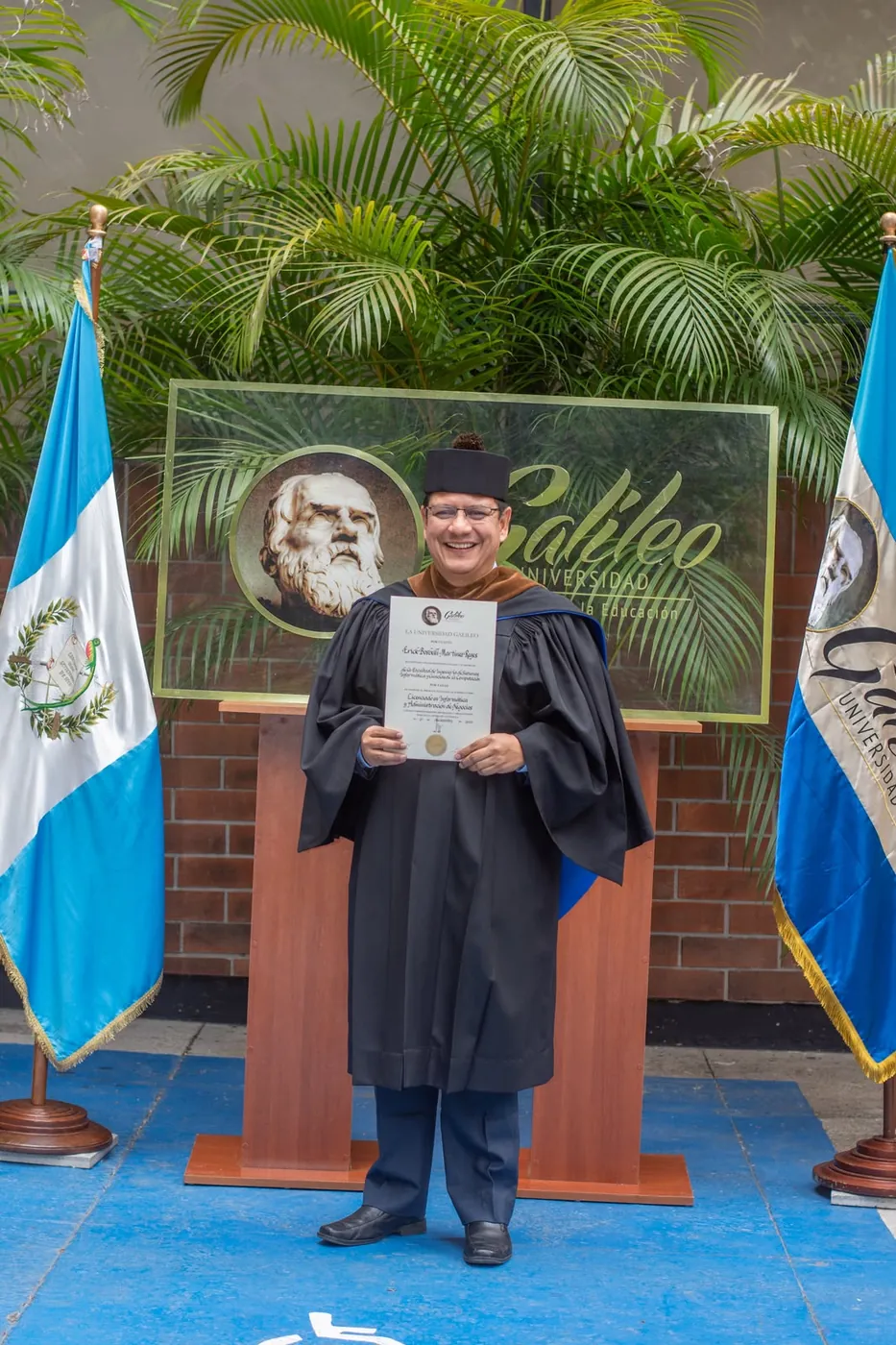 Erick con toga en su graduación de la Universidad Galileo