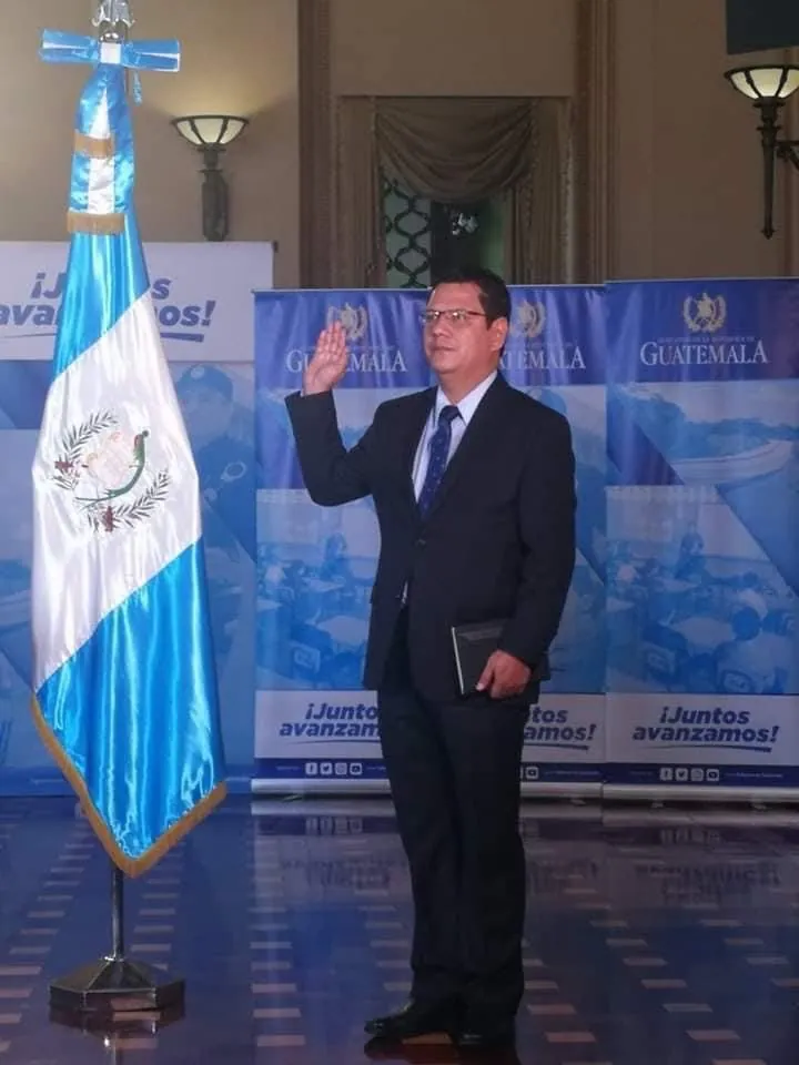 Erick Bosbelli Martínez juramentado como Gobernador Departamental de Izabal junto a la bandera de Guatemala