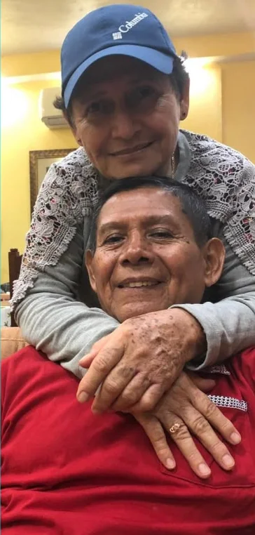 Los padres de Erick Bosbelli Martínez abrazados y sonriendo