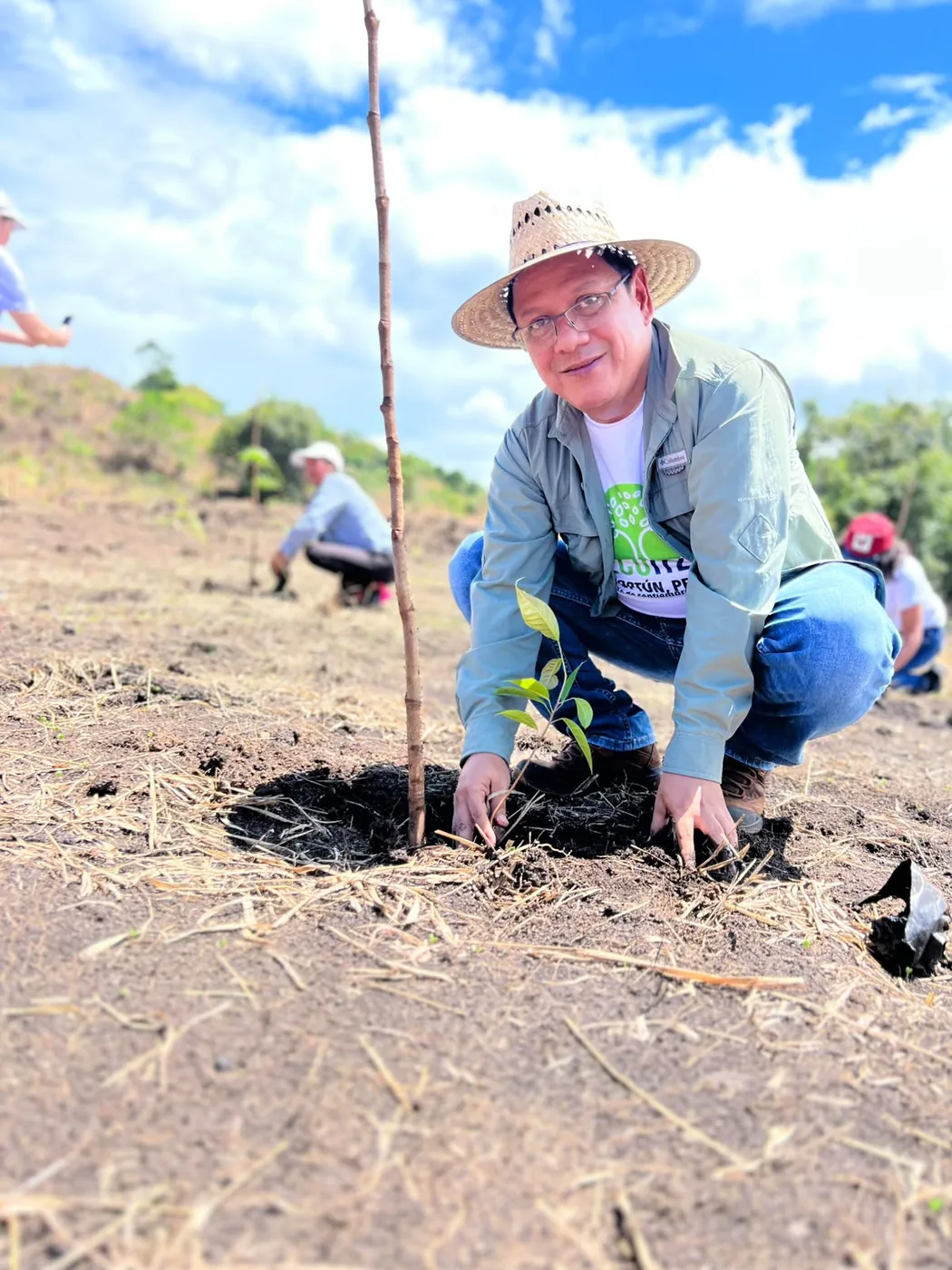 Erick Bosbelli Martínez sembrando un árbol durante una jornada de reforestación
