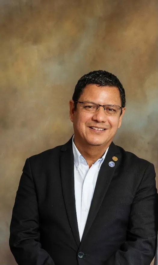 Retrato de Erick Bosbelli Martínez con saco oscuro